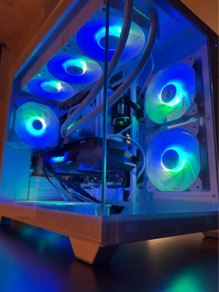 Un PC gamer blanc vitré, éclairage bleu, monté par Monte Ton PC