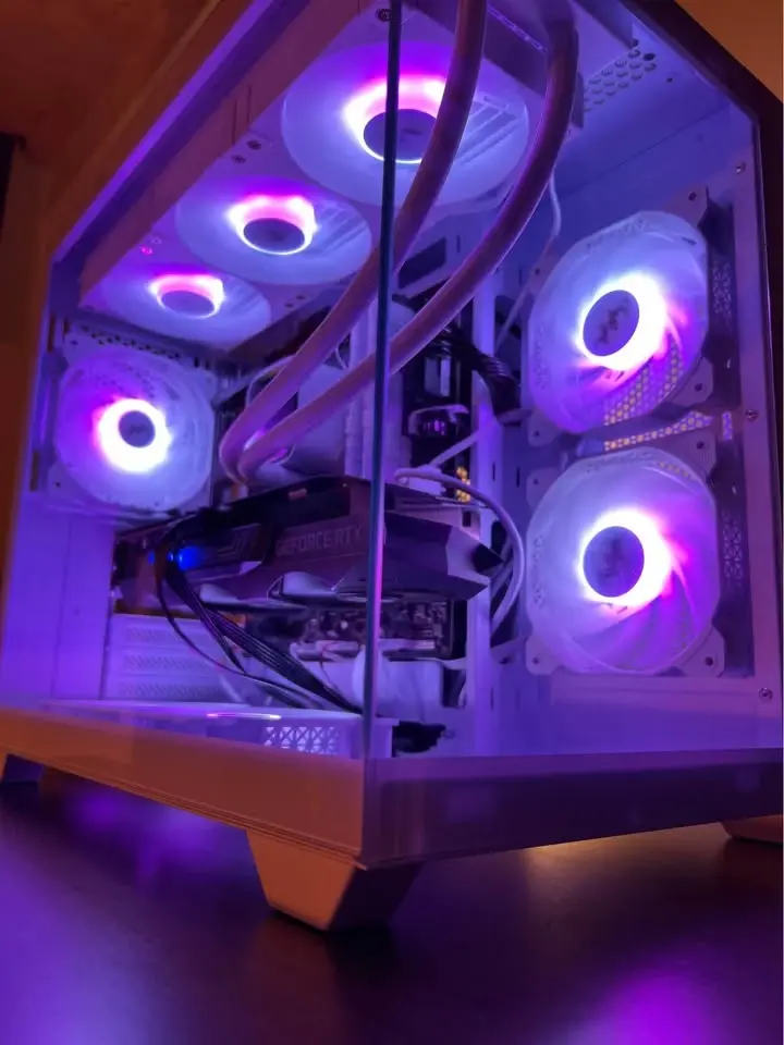 PC blanc vitré, éclairage violet, vu de côté