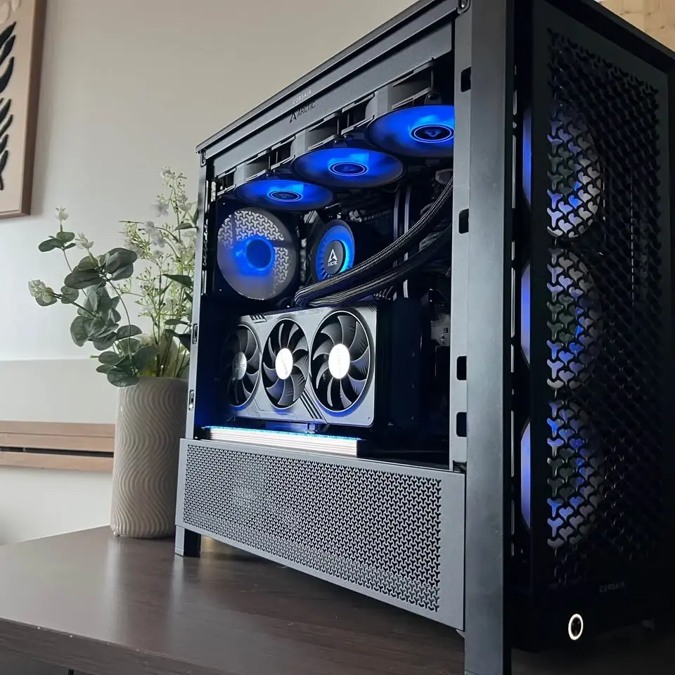PC noir à façade mesh, éclairage bleu, vu de côté