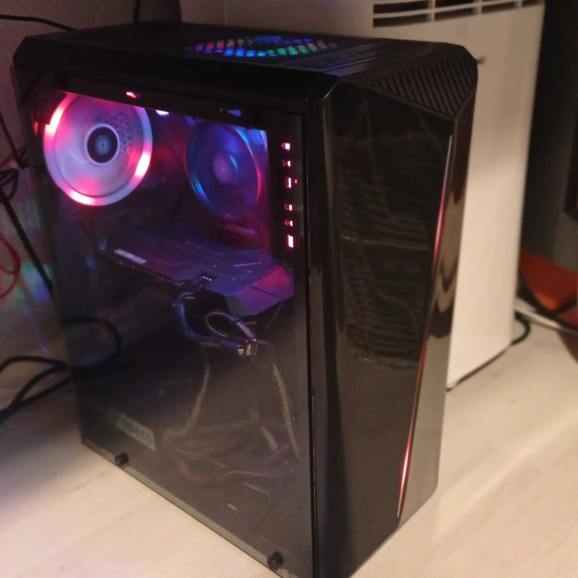 Mon premier PC : boîtier noir vitré, ventilateurs RGB rouges et bleus
